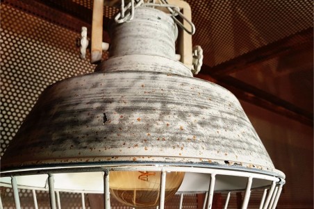 Lustre Béton, en métal perforé et bois, avec grillage
