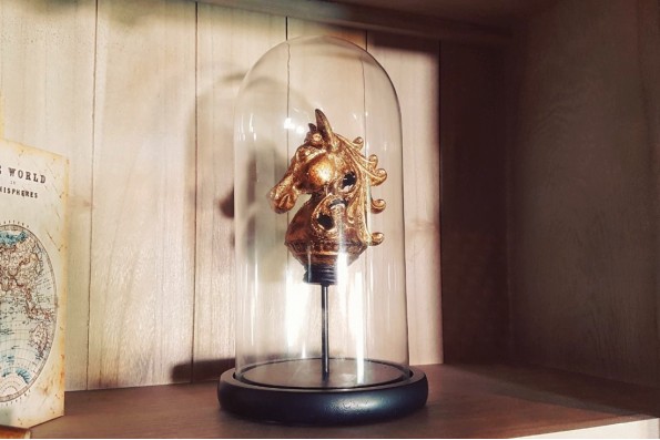 Cloche en verre avec socle en bois pour cheval d'or