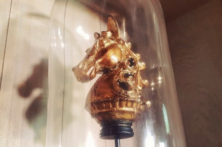 Cloche en verre avec socle en bois pour cheval d'or