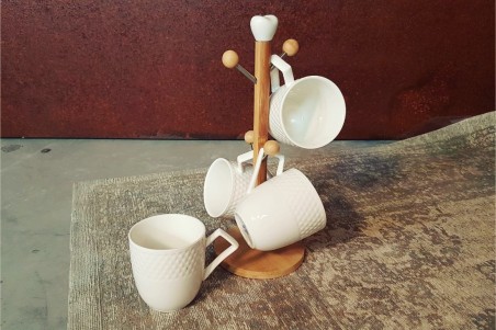 Mugs en porcelaine et présentoir bambou pour le thé