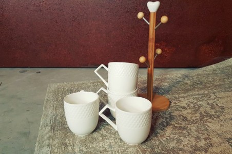 Mugs en porcelaine et présentoir bambou pour le thé