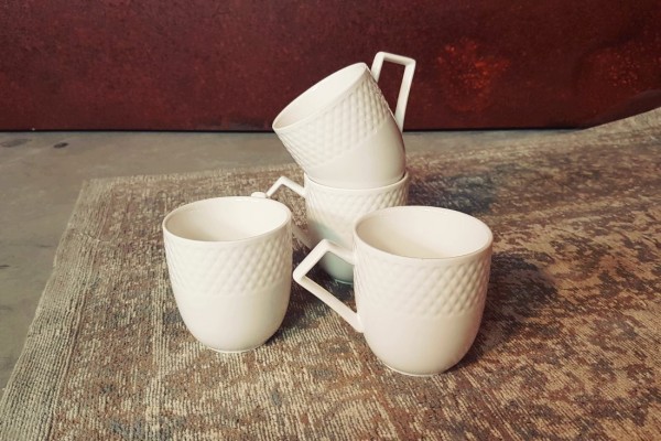 Mugs en porcelaine et présentoir bambou pour le thé