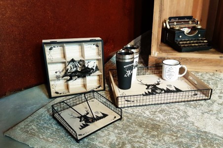 Porte serviette Cerf et montagne en bois et metal grillage industriel