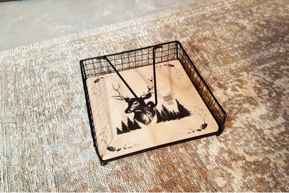 Porte serviette Cerf et montagne en bois et metal grillage industriel