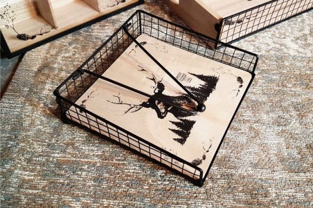 Porte serviette Cerf et montagne en bois et metal grillage industriel