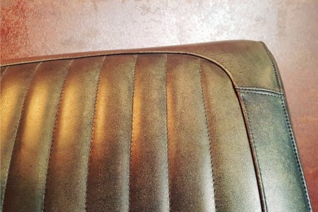 Fauteuil vintage en cuir vert armée design voiture ancienne