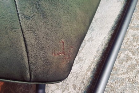 Fauteuil vintage en cuir vert armée design voiture ancienne