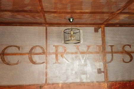 Lustre vintage grillage doré et noir décoration style industriel