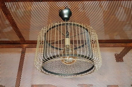 Lustre vintage grillage doré et noir décoration style industriel