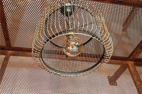 Lustre vintage grillage doré et noir décoration style industriel