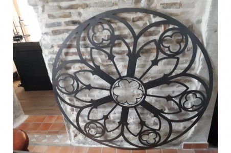 Rosace en métal découpé style vitrail gothique