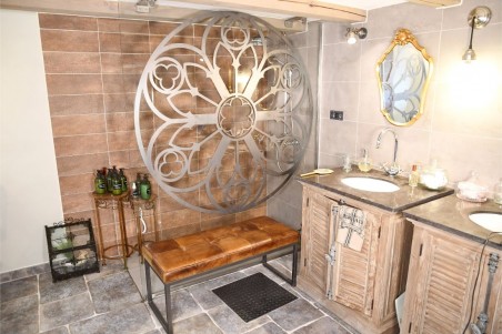 Rosace en métal découpé style vitrail gothique