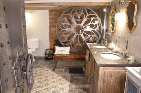 Rosace en métal découpé style vitrail église gothique plaque métal décoration murale