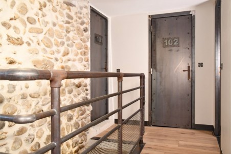 Numéro de porte style indus en métal effet grillage pour décoration industrielle effet chambre d’hôtel