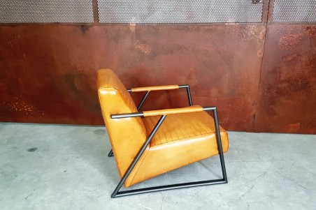 Fauteuil cuir camel et métal, déco vintage, style indus, design loft, art contemporain