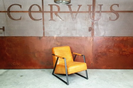 Fauteuil cuir camel et métal, déco vintage, style indus, design loft, art contemporain