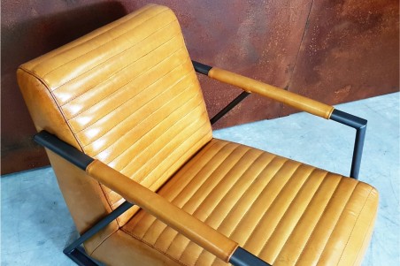 Fauteuil cuir camel et métal, déco vintage, style indus, design loft, art contemporain