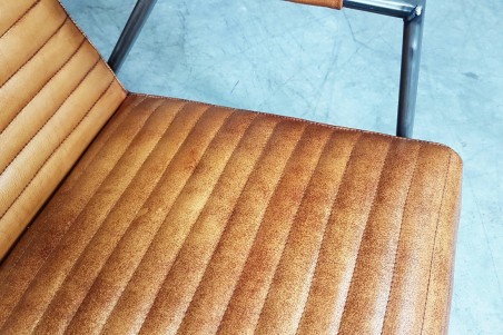 Fauteuil cuir cognac et métal, déco vintage, style indus, design loft, art contemporain