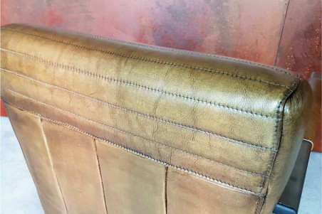 Fauteuil cuir olive et métal, déco vintage, style indus, design loft, art contemporain