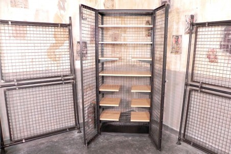 Armoire métal grillage et bois, vaisselier, bibliothèque, style industriel, déco vintage, design loft