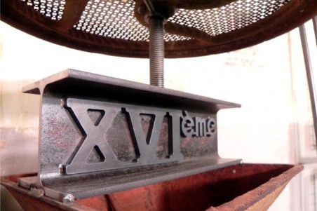 Table presse-pomme, en fonte, cadeau original, style industriel, décoration vintage, design steampunk