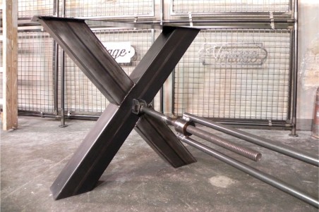 Pieds de table en acier design X avec barre centrale, style industrielle, déco vintage, esprit steampunk