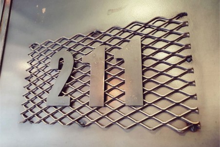 Numéro de porte style indus en métal effet grillage pour décoration industrielle effet chambre d’hôtel