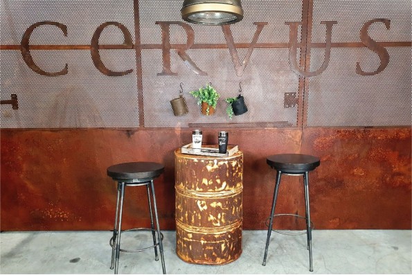 Plateau cerf et montagne bois et grillage metal industriel