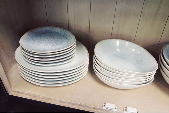 Vaisselle en émaille bleue naturel