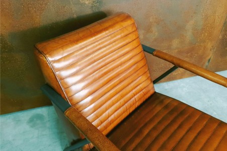 Fauteuil cuir cognac et métal, déco vintage, style indus, design loft, art contemporain