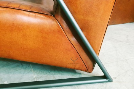 Fauteuil cuir cognac et métal, déco vintage, style indus, design loft, art contemporain