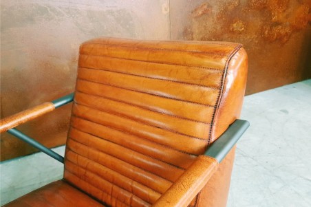 Fauteuil cuir cognac et métal, déco vintage, style indus, design loft, art contemporain