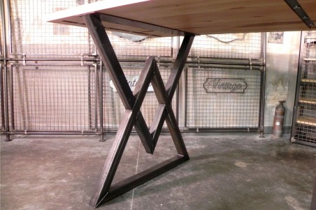 Pieds de table métal en triangles style industriel, culture vintage, décoration loft, design contemporain