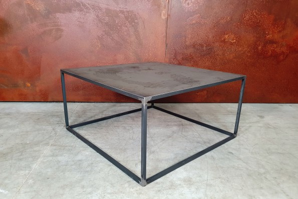 table basse carré en acier brut vernis style industriel effet marqué sur le plateau pour une déco contemporaine