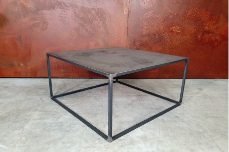 table basse carré en acier brut vernis style industriel effet marqué sur le plateau pour une déco contemporaine