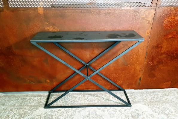 Console métal brut style industriel pour une décoration vintage pour loft