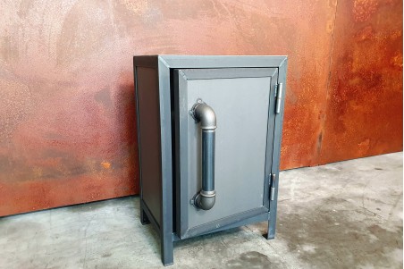 bout de canapé table d'appoint ou encore table de chevet style coffre fort en acier brut vernis avec poignée