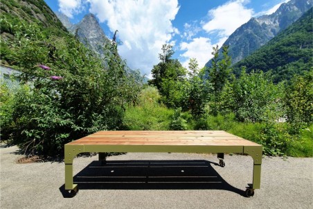 table de jardin extérieur, vert olive, bois, roulettes, trou pour parasol, design industriel,