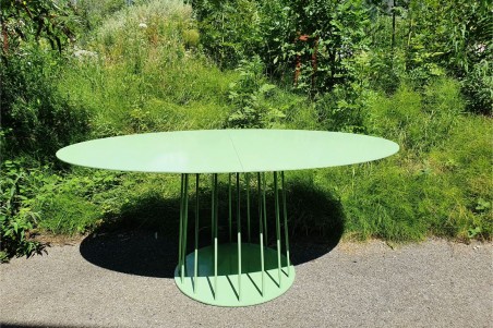 table ovale d'extérieur pour le jardin avec pieds central permettant une décoration florale ou autres
