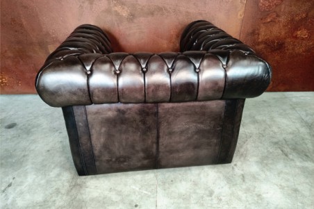 Fauteuil cuir noir capitonné vintage design "chesterfield" style industriel déco indus loft