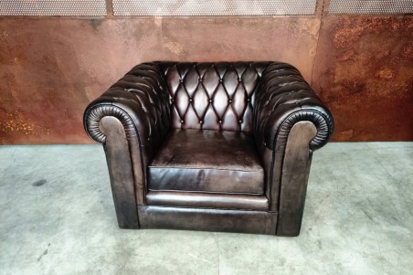 Fauteuil cuir noir capitonné vintage design "chesterfield" style industriel déco indus loft
