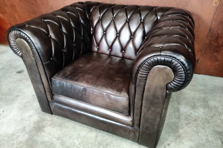 Fauteuil cuir noir capitonné vintage design "chesterfield" style industriel déco indus loft