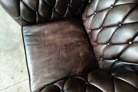 Fauteuil cuir noir capitonné vintage design "chesterfield" style industriel déco indus loft