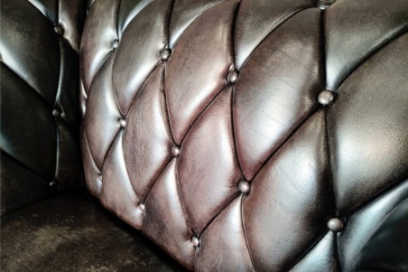 Fauteuil cuir noir capitonné vintage design "chesterfield" style industriel déco indus loft