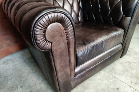 Fauteuil cuir noir capitonné vintage design "chesterfield" style industriel déco indus loft