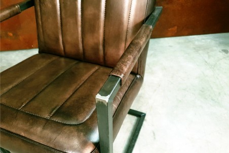 Chaise confort en cuir cuba et métal, déco vintage, style indus, design loft, art contemporain