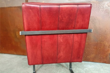 Chaise confort en cuir tâche de vin et métal, déco vintage, style indus, design loft, art contemporain