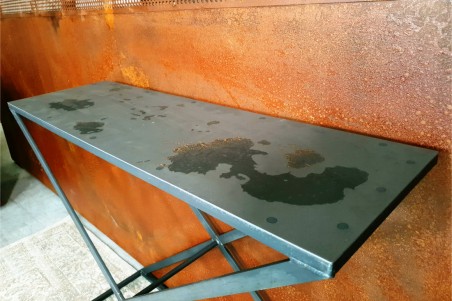 Console métal brut style industriel pour une décoration vintage pour loft