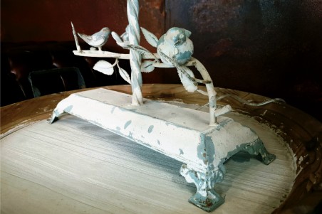 Lampe style romantique oiseaux effet blanc vieilli