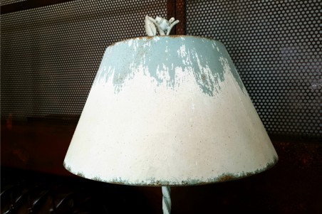 Lampe style romantique oiseaux effet blanc vieilli